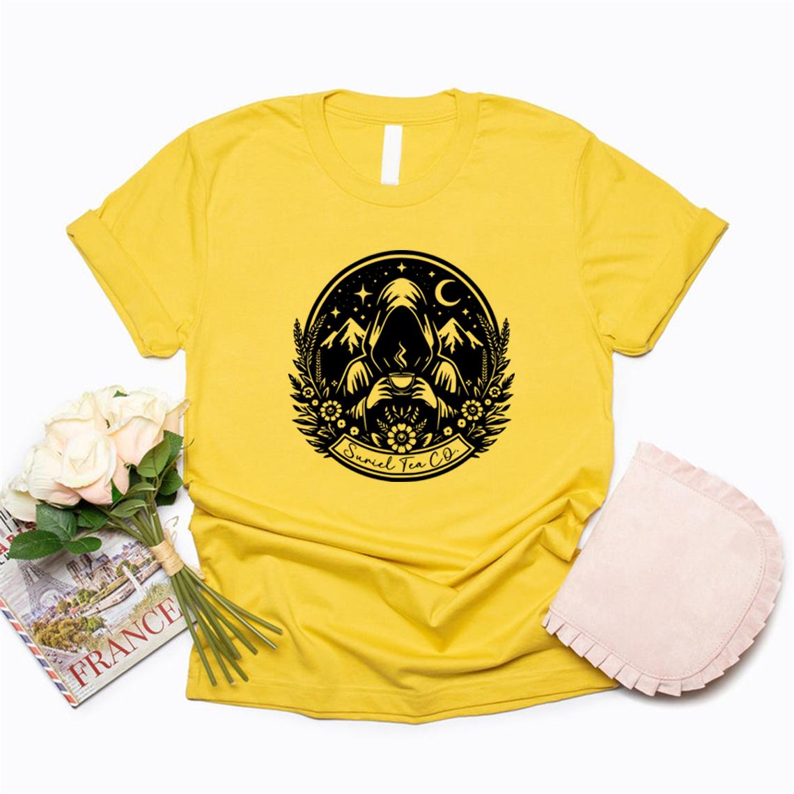 

Футболка Suriel Tea Co Футболка с надписью «Двор шипов и роз» Футболка унисекс с коротким рукавом Винтажная одежда SJM Bookish Gift Уличная одежда XXXL жёлтый