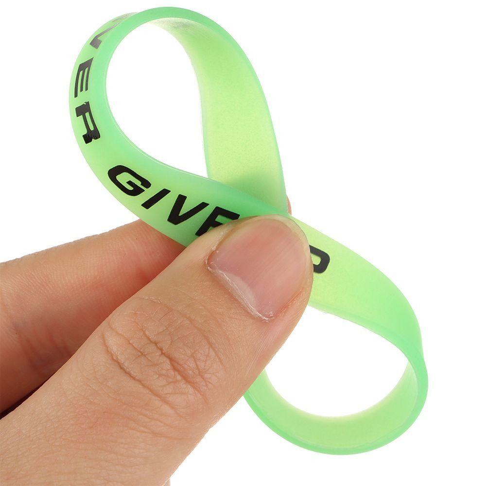 Die Dunkel leuchtenden Gummiarmbänder Never Give Up Armband Silikon Schweißband Basketball Handgelenkband