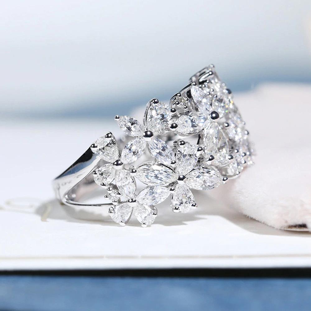 Cao Shi Brillanter Pavé Blütenblattring für Damen: Luxus-Hochzeitschmuck-Trend