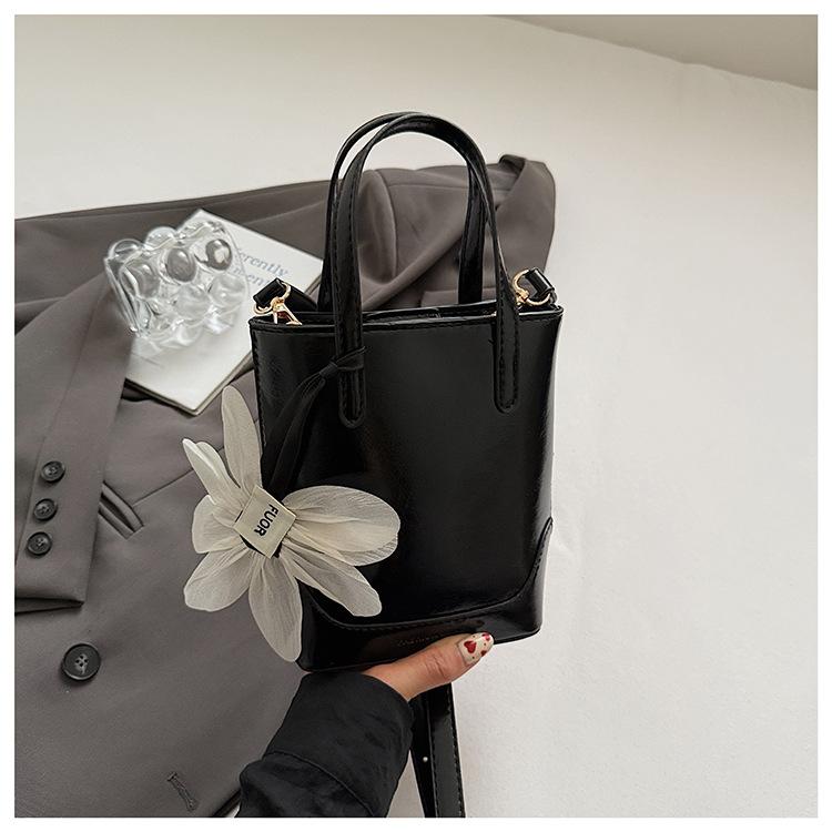 

Модная текстурная портативная маленькая сумка женская 2025 новая летняя ins универсальная сумка для мобильного телефона корейская версия популярной сумки-мессенджера чёрный