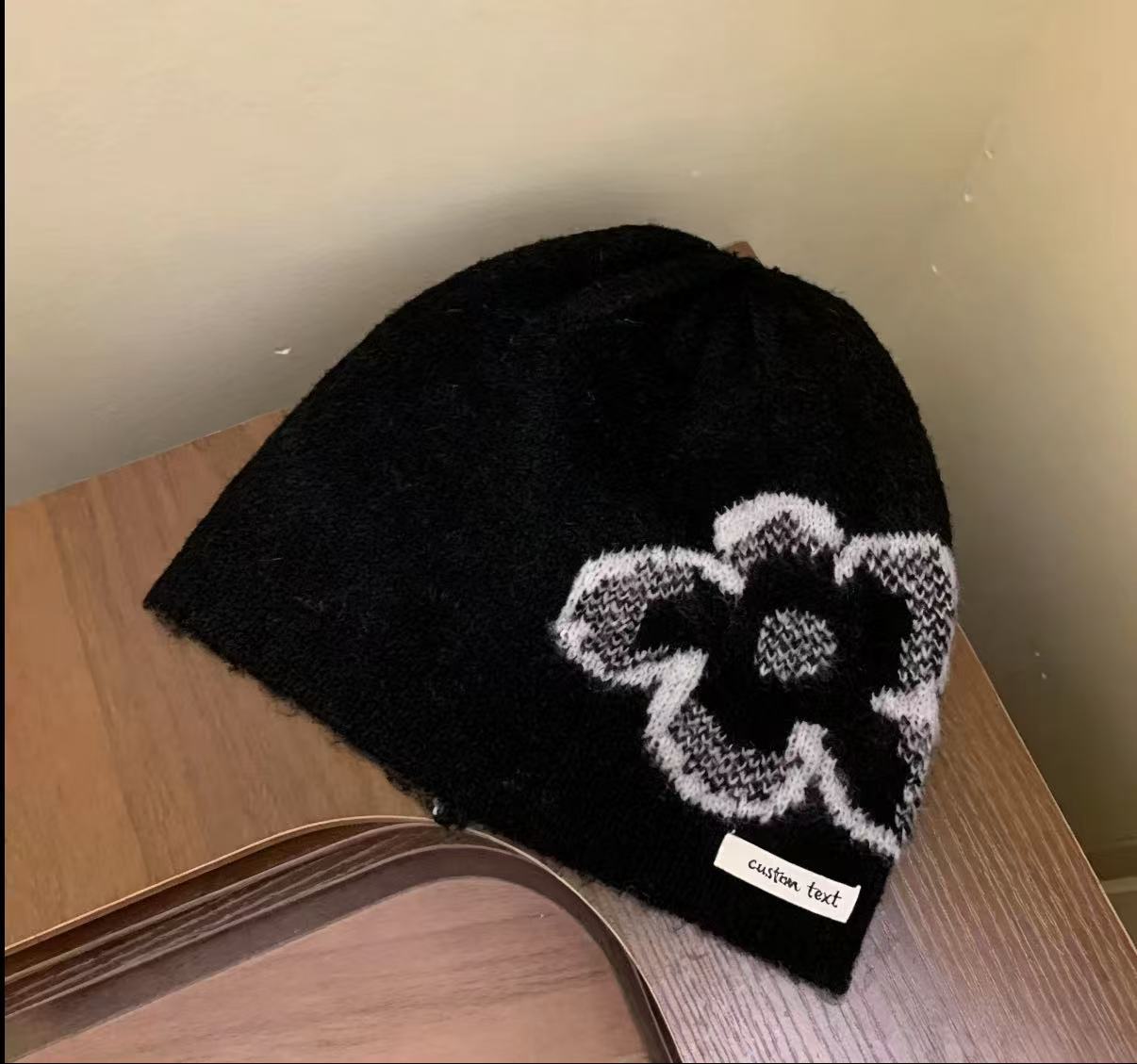 

Korean version of fashionable and simple flower knitted cold hat women s winter warm atmosphere heap hat big head circumference bag head hat чорний колір сірий