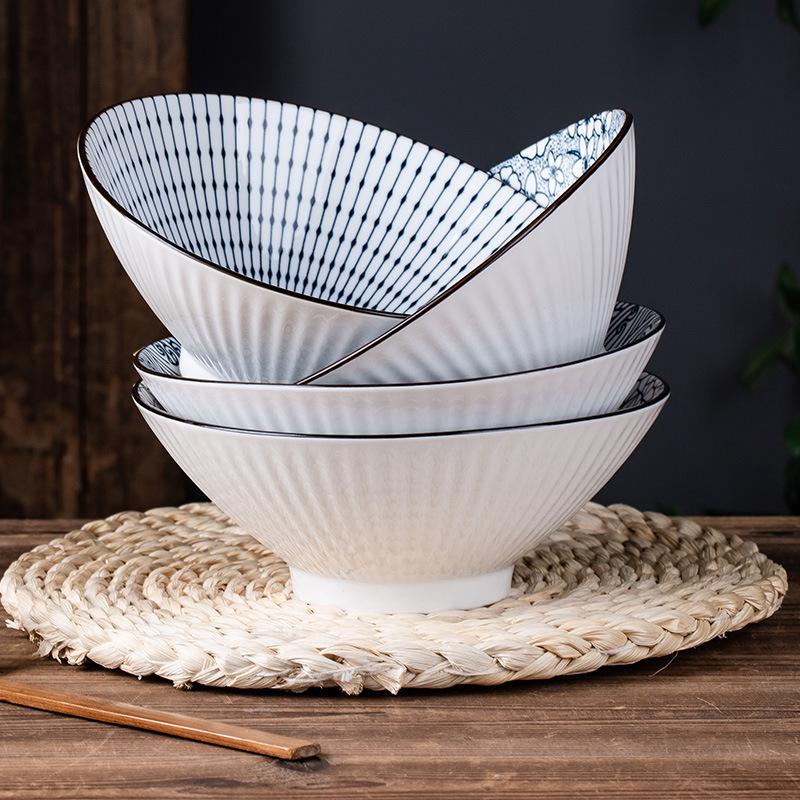 Japanische minimalistische konische Keramikschüssel für Salate und Nudeln