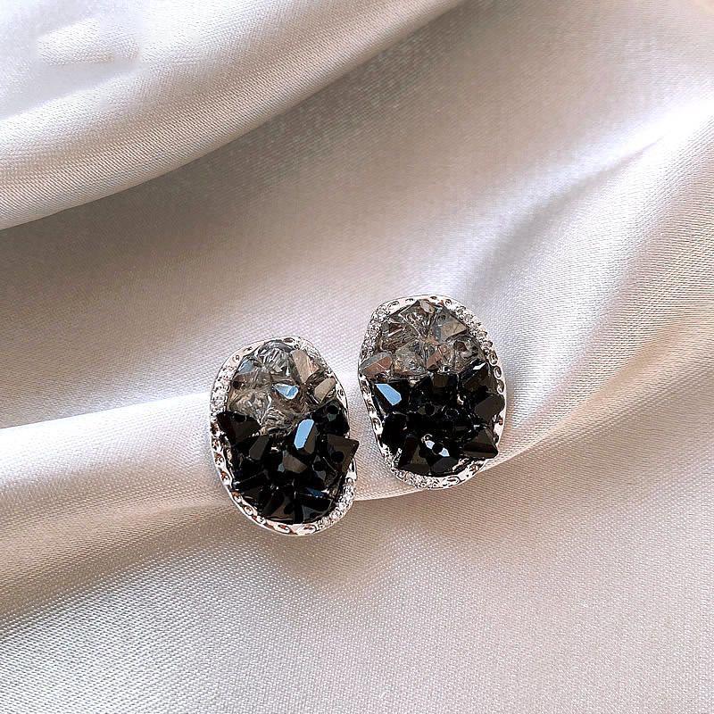 Geometrische Plissee-Ohrringe mit Glasperlen der Black Series: Elegante silberne Ohrstecker mit einem luxuriösen und vielseitigen Design.