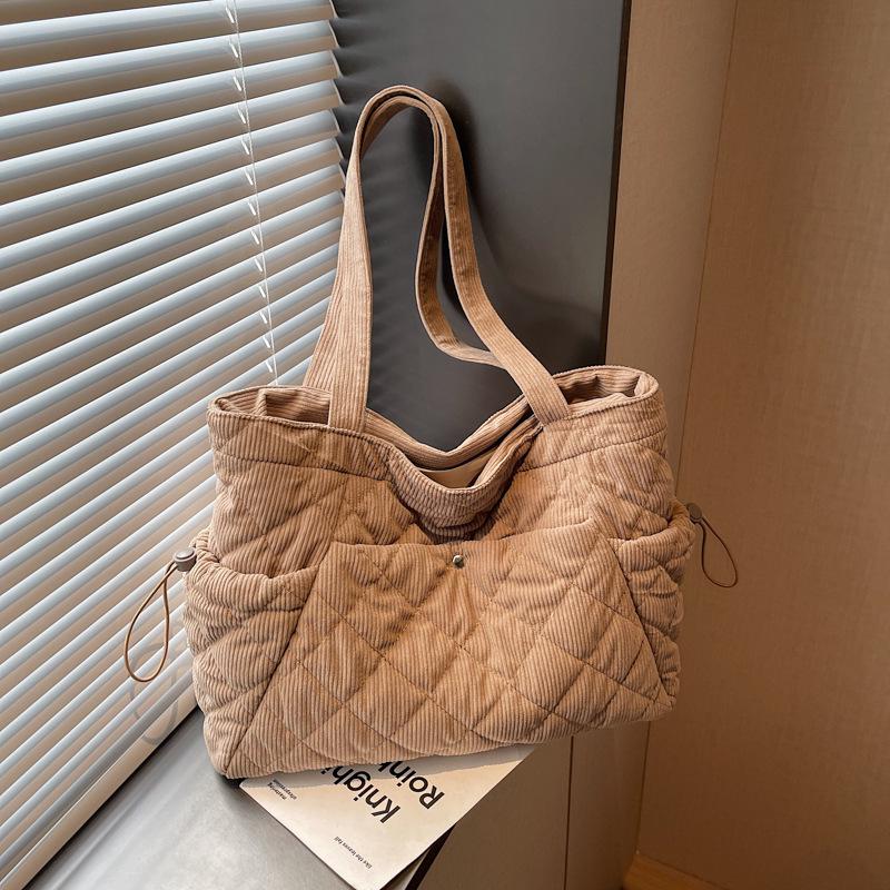 New 2026 Women's Large Capacity Diamond Pattern Tote - Fashionable, Simple Solid Color Handbag for Commuting and Everyday Use.