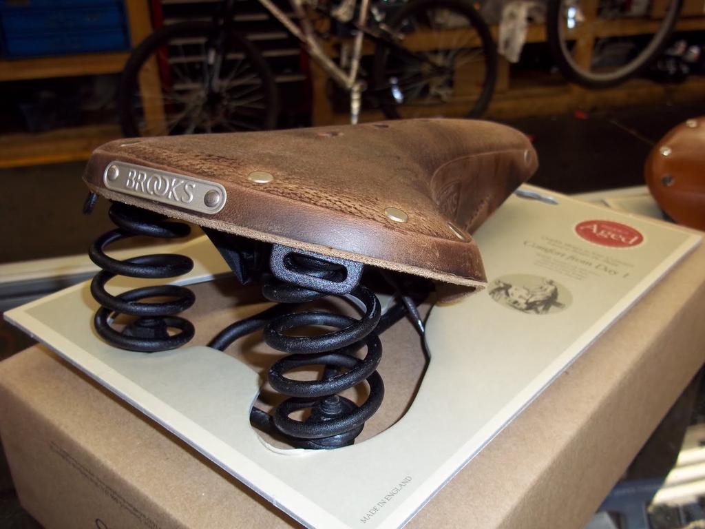 BROOKS Traditional Leather Saddle B17 Aged Processing Model with Spring FLYER AGED DARK TAN