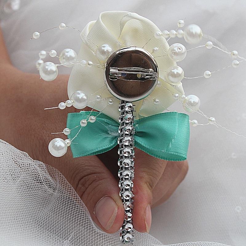 Shaped The Brooch Flower Stylish Is Studded With Pearls