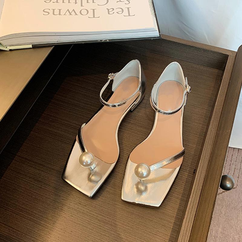 

Виноградная мать 2025 лето новые сандалии на высоком каблуке с квадратным носком и жемчугом, с ремешком на щиколотке и маленьким толстым каблуком, женские 34