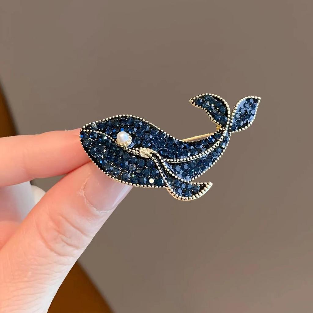 Elegante Perlen-Strass-Brosche: Damen Exquisite Brosche im Stil kleiner Duft und Seidentuch-Schnalle