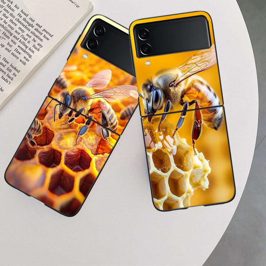 Bees and Honey in the Honeycomb Phone Case For Samsung Z Flip 7 6 5G Galaxy Z Flip 5 4 3 Black Hard Cell Cover Luxury PC Shell