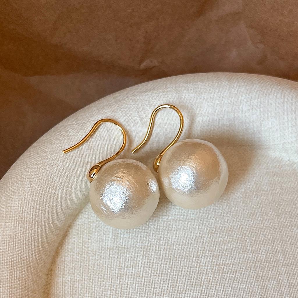Cream Xinjiang Cotton Pearl High Heels Ear Hook Earrings Women'S Retro Light Luxury Earrings Temperament Ear Jewelry