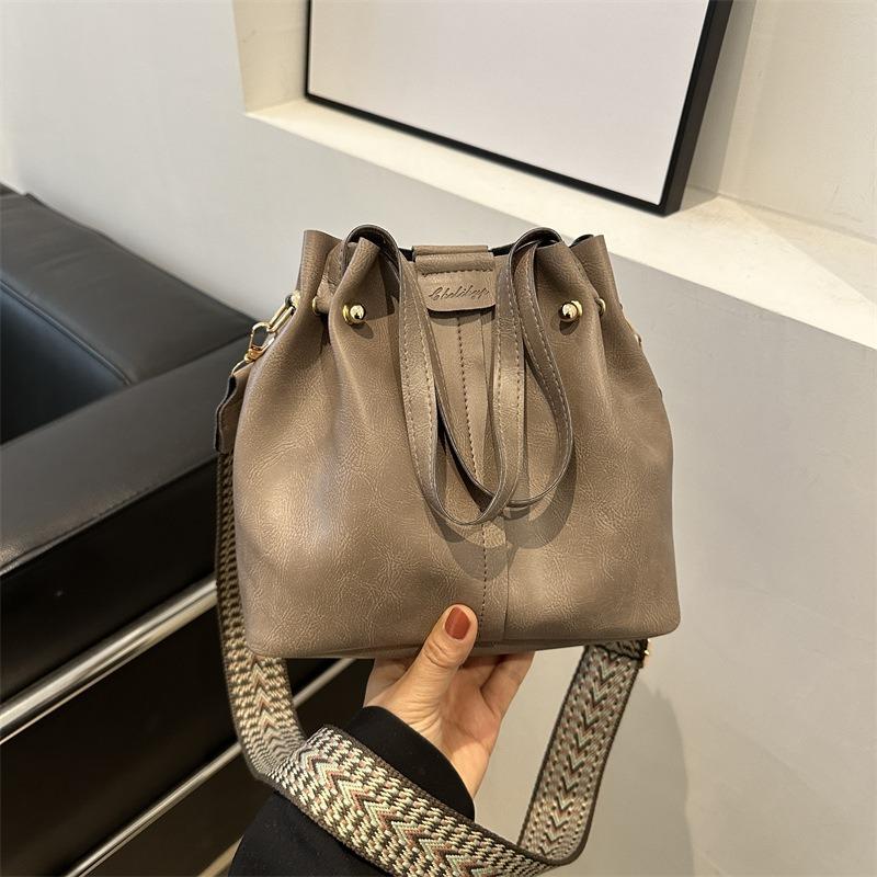Retro premium bucket bag women's large-capacity new portable commuter versatile single shoulder oblique span bag