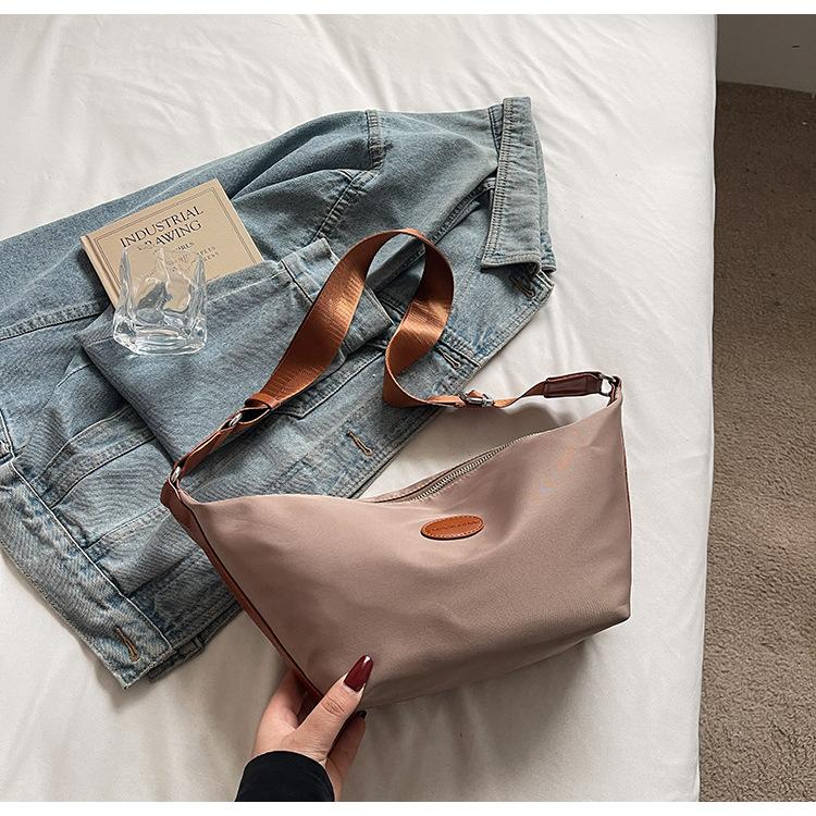 

2025 Fashion, simple and lightweight dumpling bag trend, students go out to class, daily commute and leisure, one shoulder messenger bag хаки