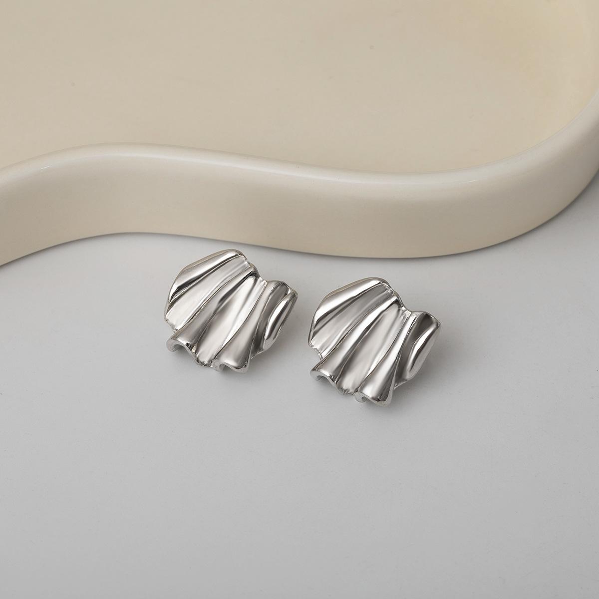 

Pleated Design Stud Earrings Glossy Metal Wind Simple Fashion Niche High-End Earrings