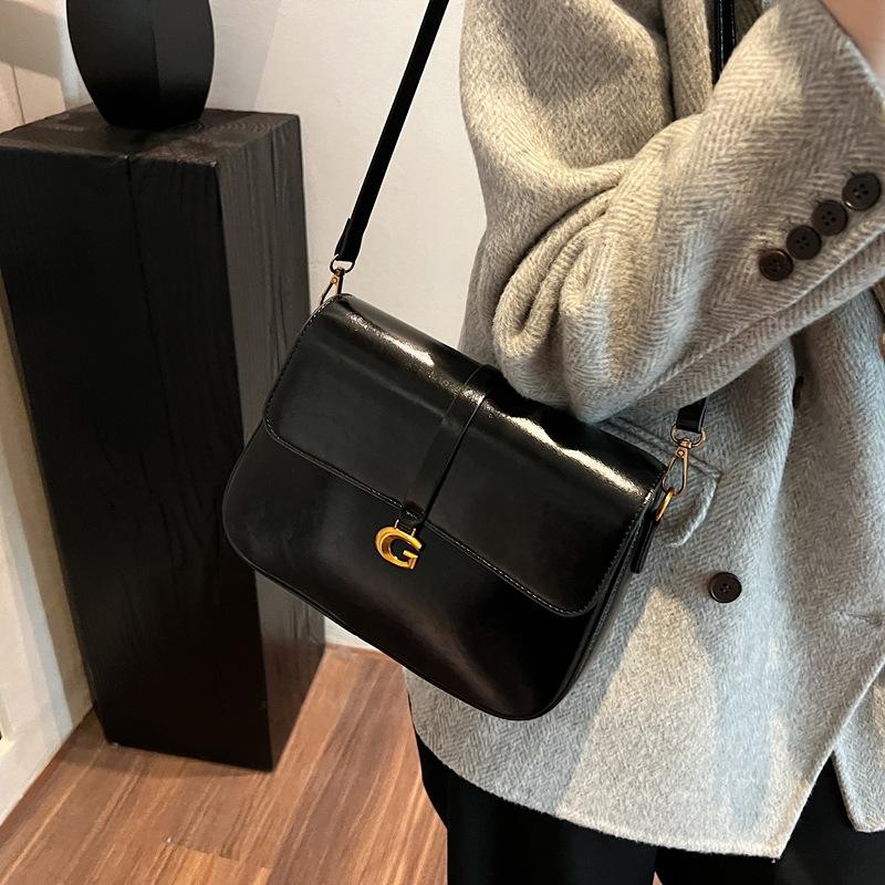 This year, the popular retro niche soft leather square bag 2025 new fashion versatile casual shoulder messenger bag