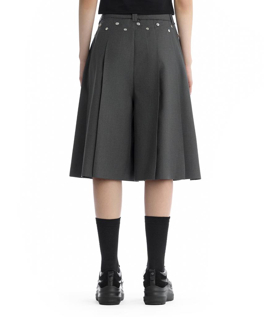 Teulimingbeodeu Rivet Detail Pleated Shorts [Charcoal]