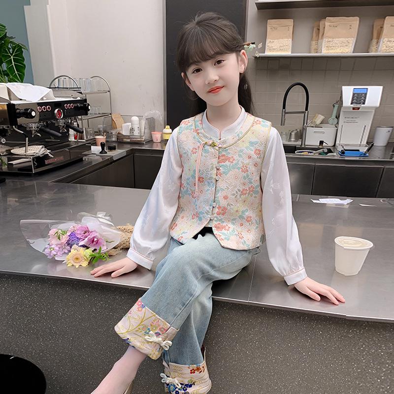 

2025 New Girls Hanfu: Fashionable Sweet Print Chinese Three-Piece Set 150 cm