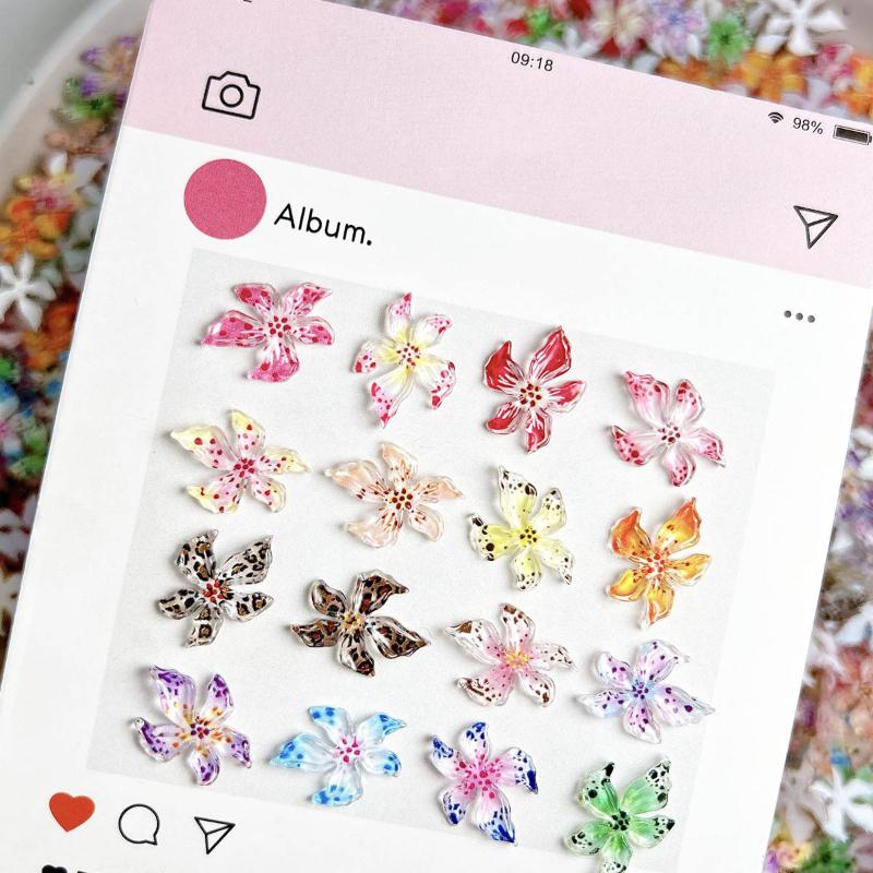 20 ks Smíšené Barevné Pryskyřičné Květiny Lily Charmsy pro Nehtové Umění Gradientové Ledově Průhledné Želé Lily Dekorace pro Nehtové Umění DIY Část pro Manikúru