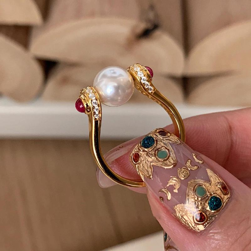 

Средневековые серьги с бриллиантами и жемчугом и кольцо Peace Love Crown с усовершенствованным матовым дизайном