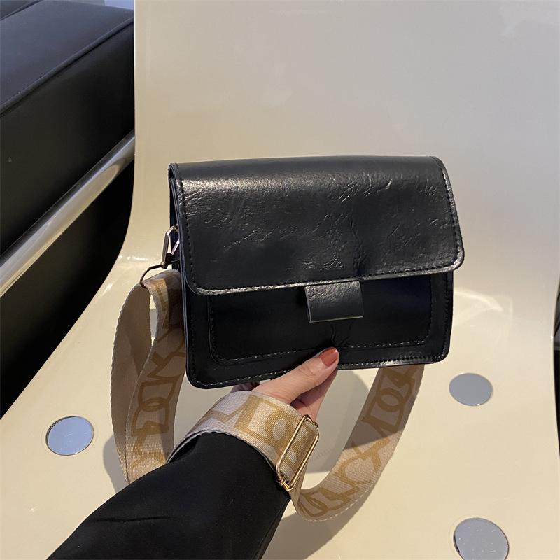 

Маленькая сумка женская 2024 зима новая трендовая повседневная простая модная маленькая квадратная сумка ретро большая вместимость на плечо сумка-мессенджер чёрный