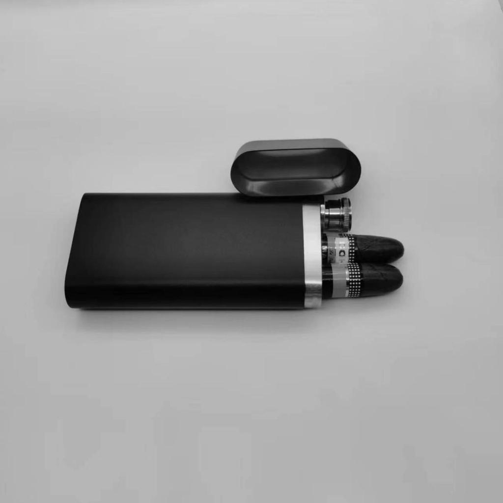 Kombinacja stalowego etui na cygara i piersiówki