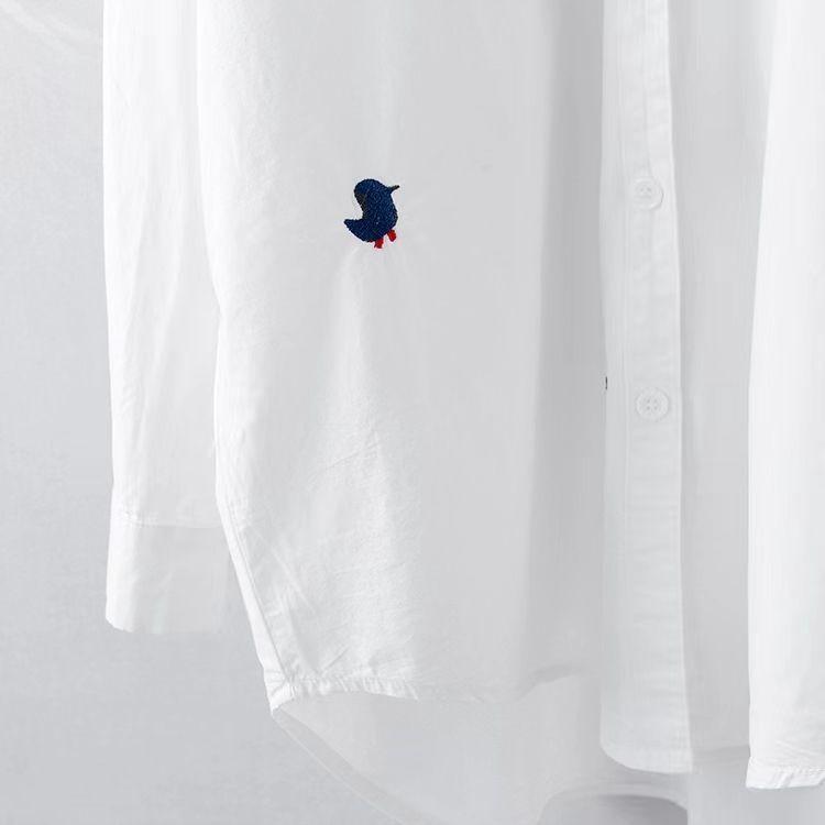 Vyšívaná košile pro jarní a podzimní módní design střední délky, ležérní volná bílá košile