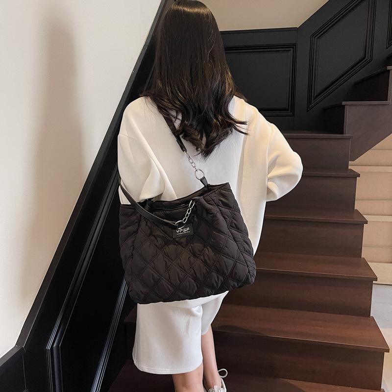 

Spring new women s messenger bag large-capacity bubble cotton bag casual commuter underarm tote bag чорний