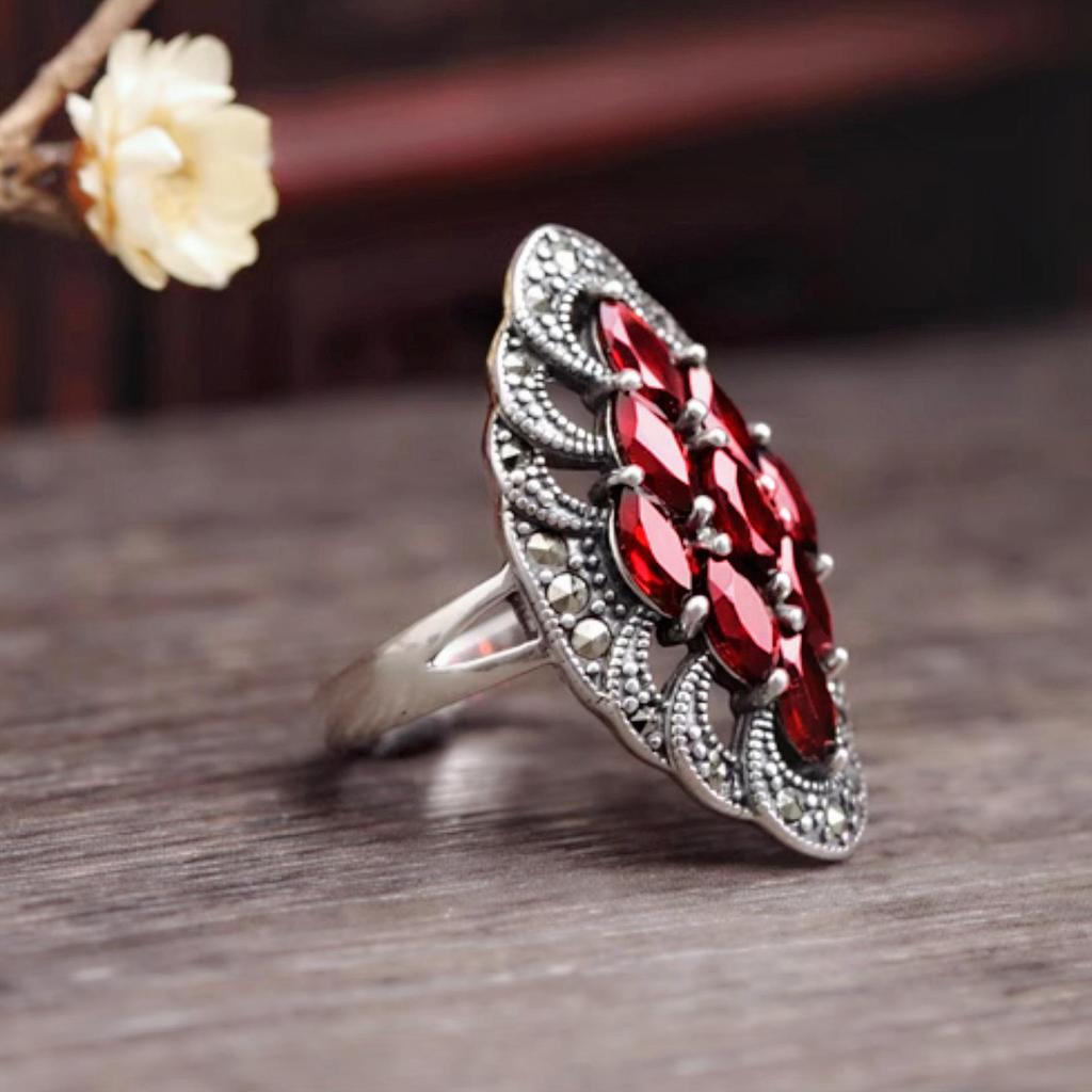Elegante Anello Retro in Argento Thailandese con Granato Nero e Zirconi