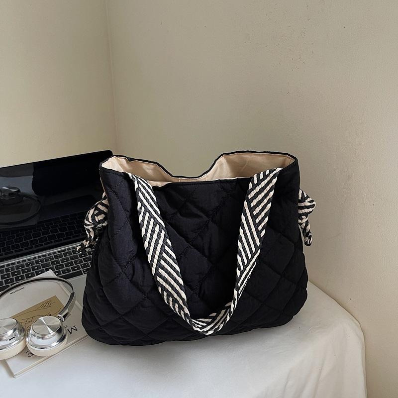 2025 autumn new fashionable large-capacity shoulder bag, diamond checkered bread suit bag, women's casual versatile tote bag