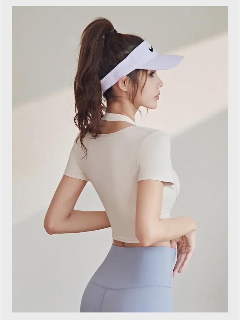 Pfirsichfarbener Neckholder-Yogaanzug mit Brustpolster - Kurzärmelig, Enganliegend