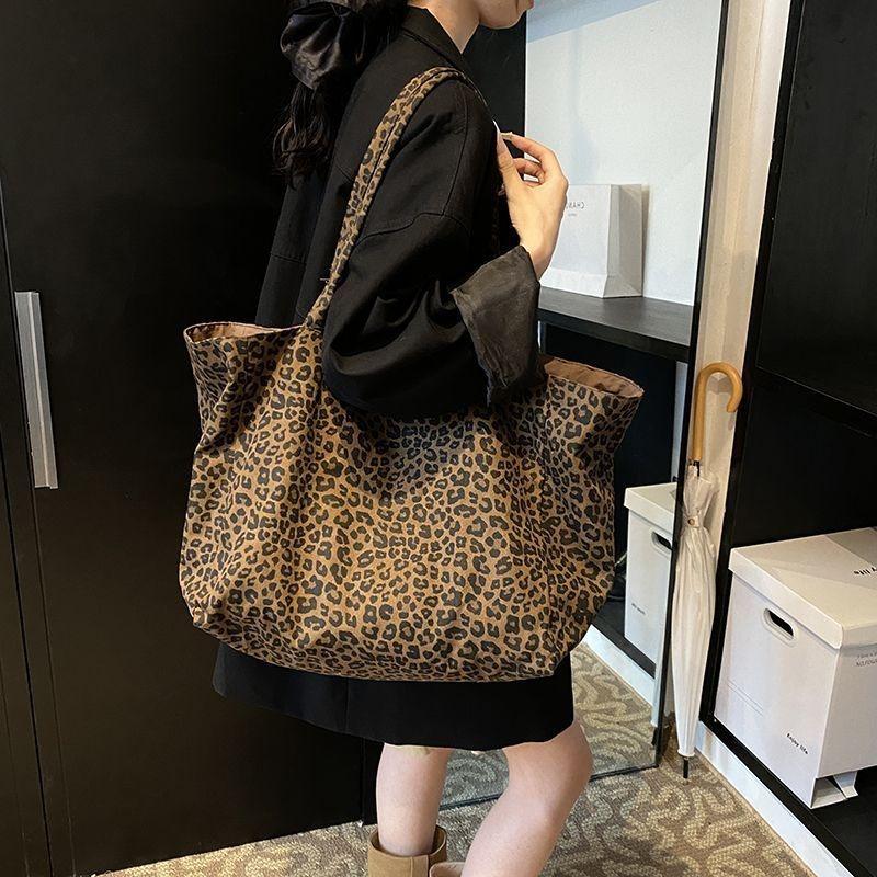 Koreanische Nischen-Leopardenmuster-Canvas-Tasche Damen Frühling und Sommer Neu Lässiger Fauler Stil Schultertasche Große Kapazität Pendler-Tragetasche