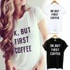 Stilvolles T-Shirt mit „Ok But First“-Kaffee-Grafik aus Baumwollmischgewebe für Jugendliche und Erwachsene
