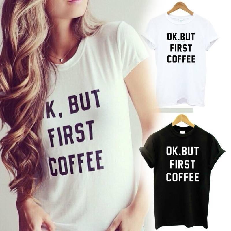 Stilvolles T-Shirt mit „Ok But First“-Kaffee-Grafik aus Baumwollmischgewebe für Jugendliche und Erwachsene