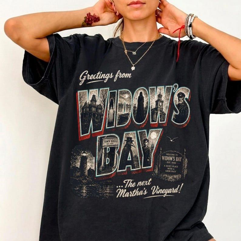 Camiseta de Película de Terror 'Saludos Desde Bahía de la Viuda', Camiseta Gráfica Vintage de Terror Costero