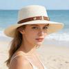 Damen Sommer-Strohhut mit flacher Krone, perfekt für Ausflüge und Sonnenschutz am Strand.