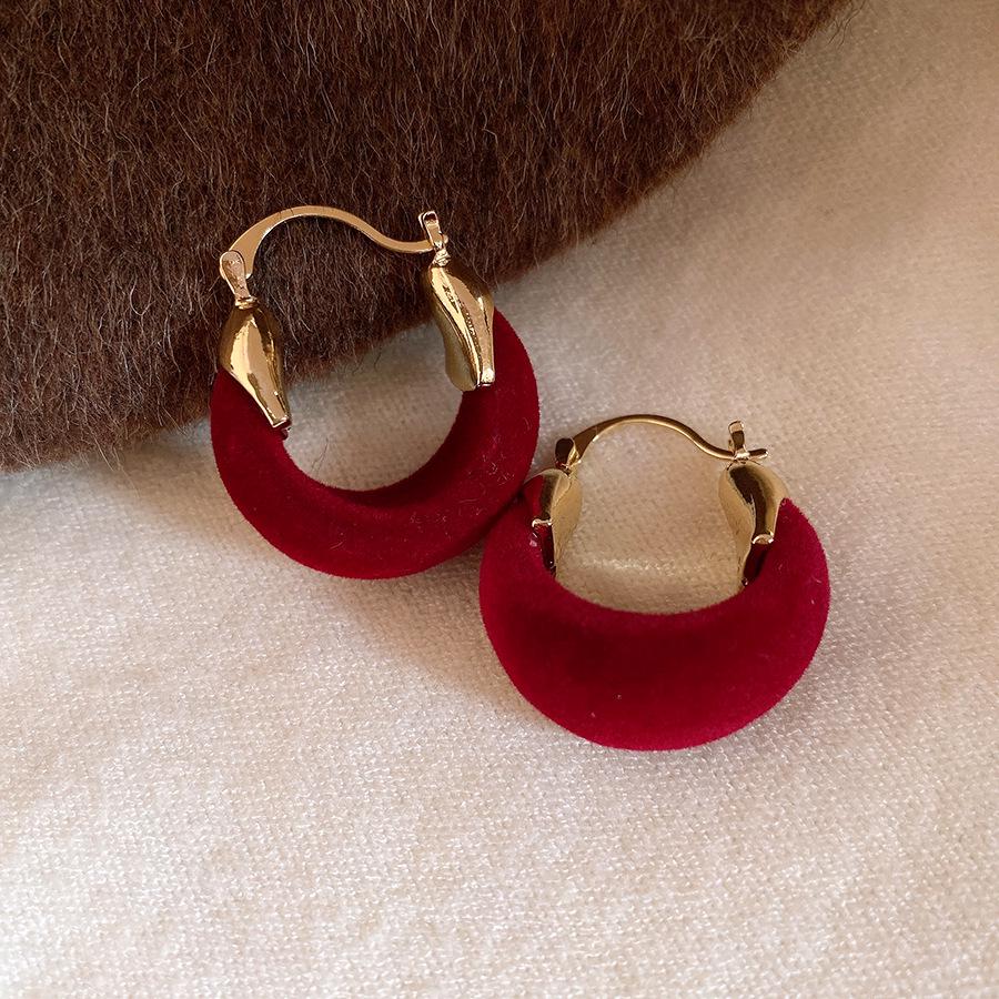 Luxury Silver Diamond-Inlaid Red Flower Pearl Stud Earrings: Elegant Design with a Fashionable Flair