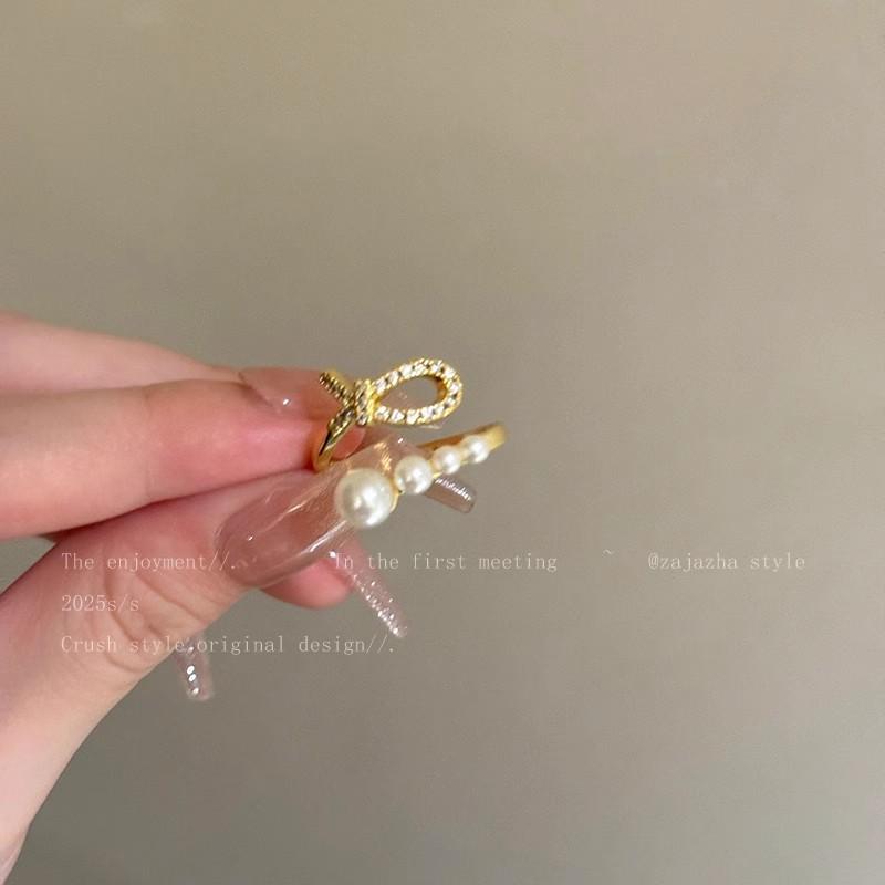Braided Pearl Zirconia Ring for Women - Luxurious and High-end Style, Finger Ring with An Elegant Opening, Suitable for Layering on The Finger.