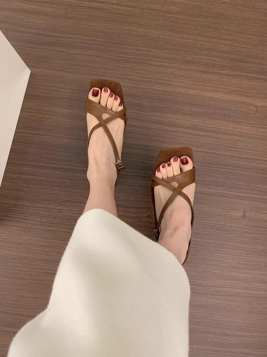 

Винтажные нишевые босоножки с открытым носком и квадратным носком, женские летние 2025, новые французские красивые 3 см маленькие каблуки, римские туфли 40 коричневый