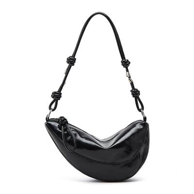 Eine halbmondförmige Umhängetasche von Niche Design, eine lässige und vielseitige Achseltasche und eine weiche, lederähnliche Crossbody-Tasche