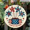 2D Flat, 1pc Round "Land Of The Free" Aluminum Hanging Sign, Patriotic Red White Blue Pinwheel Windmill Design, Rustic Retro Metal Wall Decor