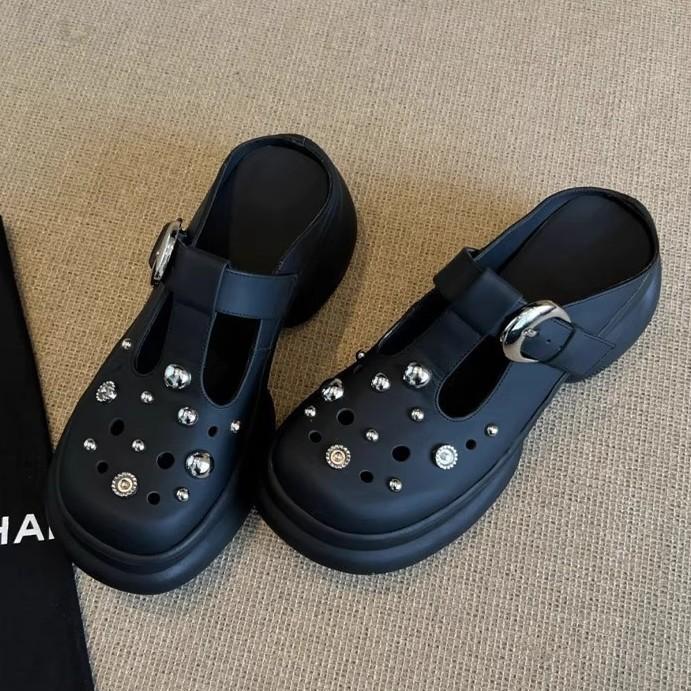 2025 new thick-soled bag head half slippers women's outer wear rivets hollow hole shoes lazy one pedal muller slippers