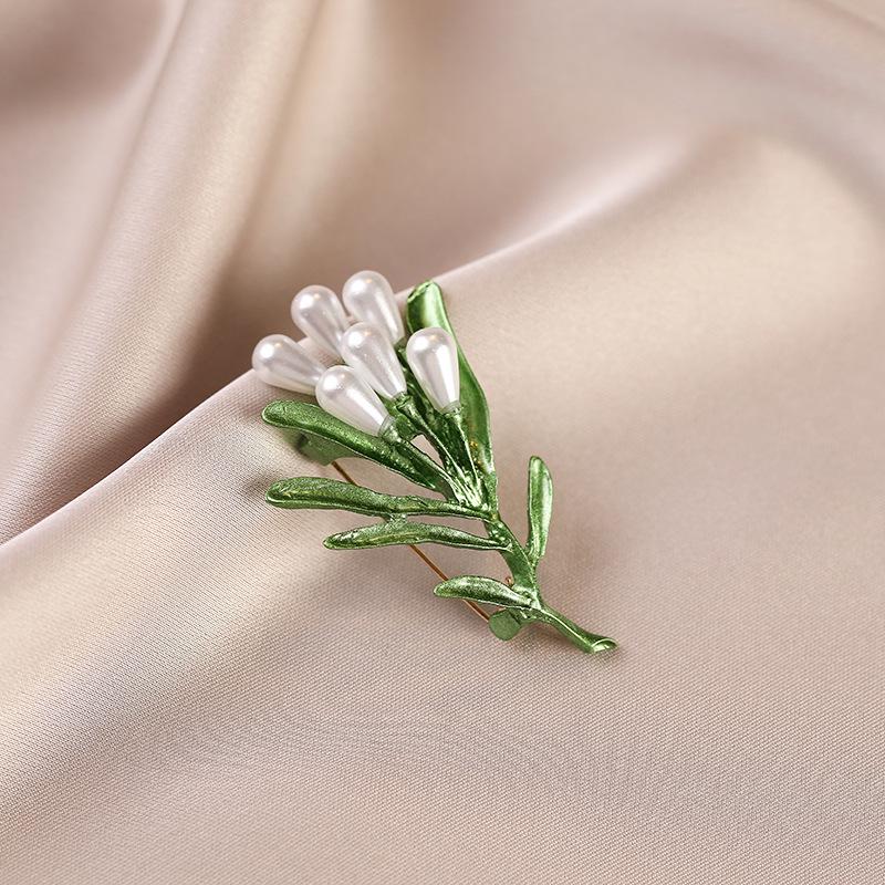 Elegant Pearl Brooch for Women's Suits - High-End Jewelry Pin