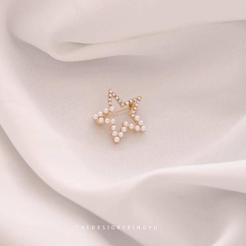 Broche Elegante de Pérola Dourada e Espiga de Trigo: Acessório Versátil e de Alta Qualidade para Mulheres