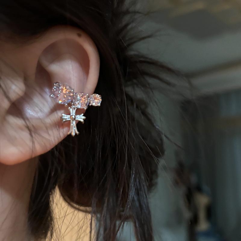 Sparkling Zirconia Butterfly Ear Clip for Women - No Piercing, Stylish Cartilage Accessory with Luxurious Feel