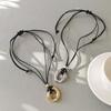 Collana con ciondolo da donna in finta pelle regolabile con ciondolo a cerchio irregolare, nodo di annodatura, superficie lucida antiruggine, girocollo da festa in discoteca, gioielli da collo