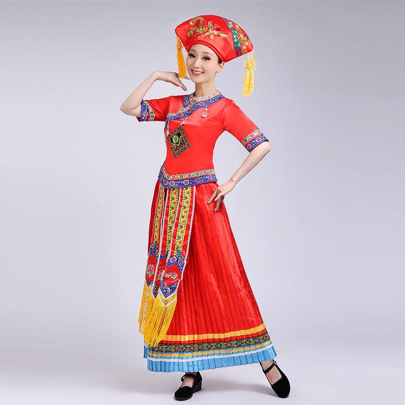 Guangxi 3. března Zhuangský ženský festivalový taneční kostým