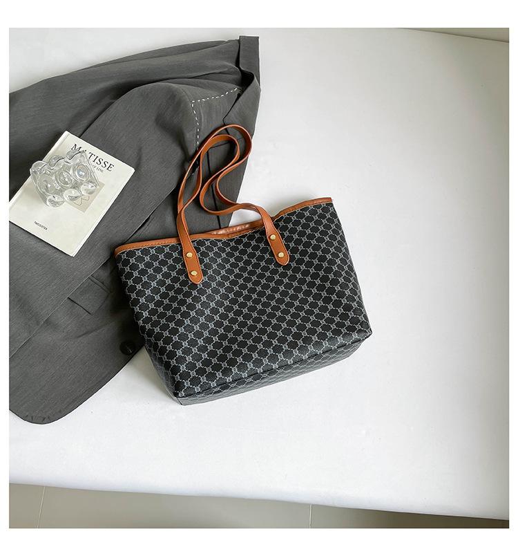 Large Capacity Bag Women's Commuter Personalized Tote Bag 2025 New Retro Printing Trend Shoulder Bag Texture Women's Bag