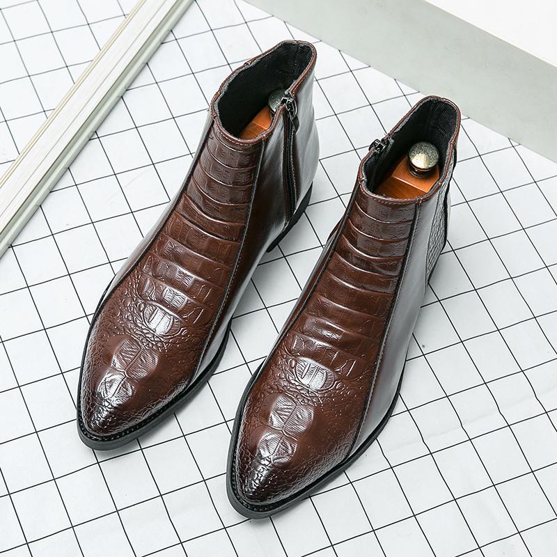 

Высокие заостренные мужские ботинки челси с рукавами на молнии и высокими рукавами. Ретро и модная мужская обувь с крокодиловым принтом. 48 коричневый