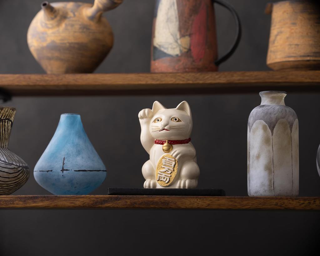 Maneki Neko White Lacquerware Paw Metal Lucky Good Feng Takaoka Copperware Neko Gin-Yado (Lucky Cat) (Right Raised) / Figurine, Cat, Luck, Shui,