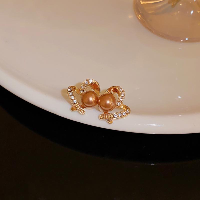 French Baroque Pearl Flower Tassel Earrings: Elegant Silver Needle Studs with a Light Luxury Touch