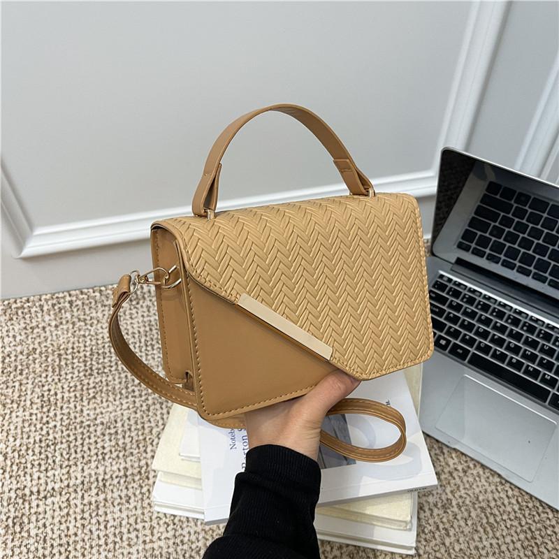 Sac bandoulière femme style urbain en PU avec bandoulière chaîne pour un usage quotidien décontracté